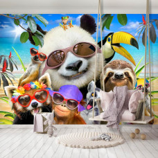 Een fotobehang van een vrolijke panda en vrienden in een tropisch thema, perfect voor een kinderkamer.