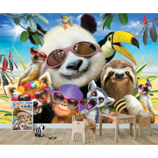 Een fotobehang met een panda en andere tropische dieren in een selfie-opstelling, geschikt voor een speelkamer.