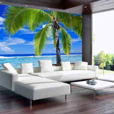 Een fotobehang met een tropisch vakantiebeeld van een palmboom en strand met zee en hangmat, zichtbaar in een woonkamer.