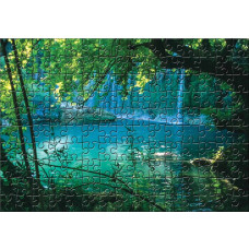 Fotobehang van een turquoise meer, met een puzzelachtige weergave van jungle, waterval en natuur.
