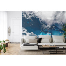 Een fotobehang met abstracte turquoise marmerkunst in een woonkamer.