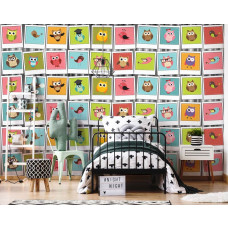 Een fotobehang met een collage van uiltjes en vogels in een babykamerstijl.