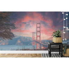Een fotobehang met een prachtig uitzicht op de Golden Gate Bridge, weergegeven in een huiskamer.