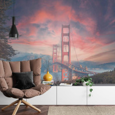 Een fotobehang met een uitzicht op de Golden Gate Bridge, afgebeeld in een woonkamer.