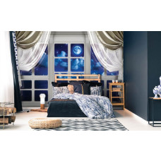 Een fotobehang met een nachtelijk uitzicht door een raam op de zee en maan, ideaal voor een kinderkamer.