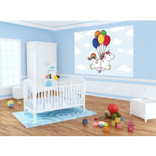 Een fotobehang van een eenhoorn met kleurrijke ballonnen en wolken, ideaal voor een babykamer.