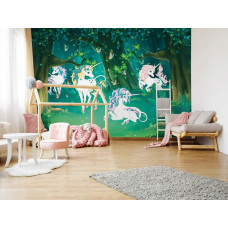 Een kinderbehang fotobehang van unicorns in een sprookjesbos te zien in de babykamer.