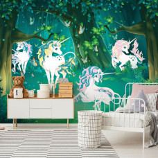 Een kinderbehang fotobehang van unicorns in een sprookjesbos te zien in de kinderkamer.