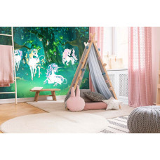 Een kinderbehang fotobehang van unicorns in een sprookjesbos te zien in de meisjeskamer.