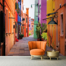 Een fotobehang van een straat met kleurrijke vissershuisjes op het eiland Burano, geschikt voor de huiskamer.