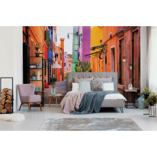 Een fotobehang van een sfeervolle straat met kleurrijke huizen in Burano, Venetiė, geschikt voor de slaapkamer.