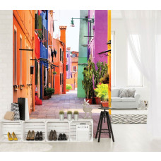 Een fotobehang van Burano's kleurrijke straat, perfect voor een woonkamer.