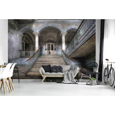 Een fotobehang met een verlaten industriėle trap en details van een ruig gebouw, speciaal voor een woonkamer.