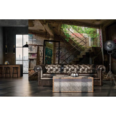 Een fotobehang met een verlaten trappenhuis in een industrieel gebouw, speciaal ontworpen voor een woonkamer.