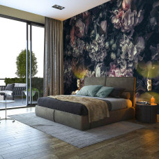 Een fotobehang met vintage bloemenmotief te zien in de slaapkamer.