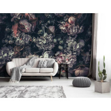 Een fotobehang met vintage bloemenmotief te zien in de woonkamer.
