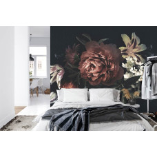 Een fotobehang met een tijdloos ontwerp van pioenrozen in een sfeervolle setting, weergegeven in een slaapkamer.