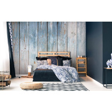 Fotobehang vintage houten planken en oude muur met vliesbehang in slaapkamer.