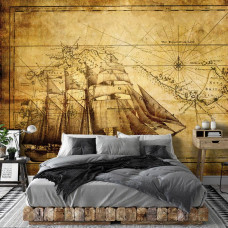 Een fotobehang van een vintage schip op een zee met een oud kaartontwerp, passend in een klassieke hotelkamer.