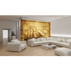 Een fotobehang van een antiek schip dat vaart over een rustige zee, omringd door een oude kaart, in een sfeervolle huiskamer.