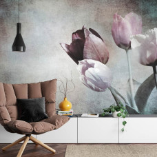 Een fotobehang met een tijdloos ontwerp van tulpen, weergegeven in een huiskamer.