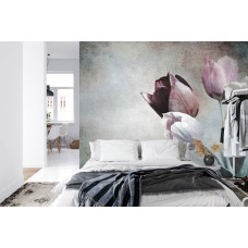 Een fotobehang met tulpen in vintage stijl, afgebeeld in een slaapkamer.