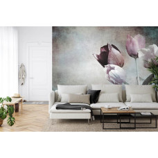 Een fotobehang met een verfijnd tulpenontwerp, weergegeven in een woonkamer.