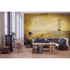 Een fotobehang van een oude vuurtoren met een strandscčne, passend voor een woonkamer.