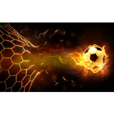 Fotobehang van een vlammende voetbal die op hoge snelheid naar het doel gaat, omgeven door vurige effecten.