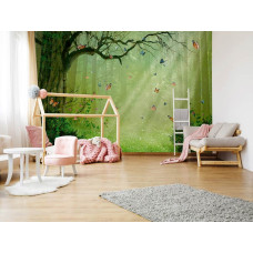 Een fotobehang van vlinders in een sprookjesbos in een sfeervolle kinderkamer.