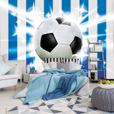 Een fotobehang met blauw-witte voetbal op een grasveld, perfect voor een kinderkamer.