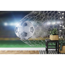 Een fotobehang met een indrukwekkend doelpuntmoment van een voetbalwedstrijd in een kinderkamer.