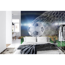 Een fotobehang met een indrukwekkend doelpuntmoment van een voetbalwedstrijd in een slaapkamer.