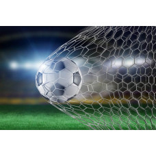 Fotobehang van een voetbal die met kracht het doelpunt maakt, vastgelegd tijdens een glorieus moment op het veld.