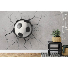 Een fotobehang met een indrukwekkend 3D-ontwerp van een voetbal ingebed in een muur in een kinderkamer.