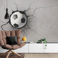 Een fotobehang met een indrukwekkend 3D-ontwerp van een voetbal ingebed in een muur in een woonkamer.
