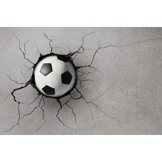 Fotobehang met een 3D-effect van een voetbal die door een muur lijkt te breken, wat een dynamische en krachtige scène creëert.
