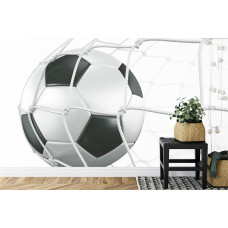 Een fotobehang met een krachtige afbeelding van een voetbal in het doel in een kinderkamer.