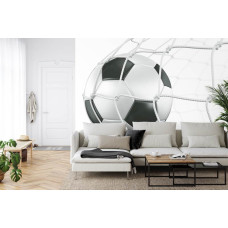 Een fotobehang met een krachtige afbeelding van een voetbal in het doel in een woonkamer.