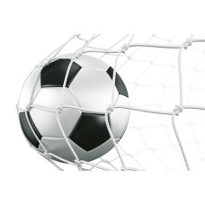 Fotobehang van een voetbal die net in het doel terechtkomt, gevangen op het beslissende moment van de wedstrijd.