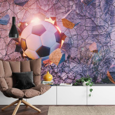 Een fotobehang met een 3D-afbeelding van een voetbal die uit een muur lijkt te breken in een woonkamer.
