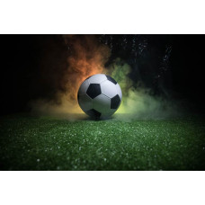 Fotobehang met een magische weergave van een voetbal die door de lucht zweeft, omringd door lichtgevende effecten.