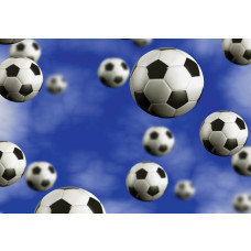 Fotobehang met blauwe voetballen zwevend in de lucht op een sportieve achtergrond.