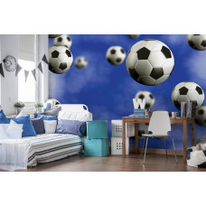 Fotobehang met voetballen tegen een blauwe lucht, ideaal voor tienerkamers.