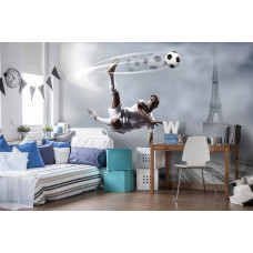 Fotobehang van een voetballer in Parijs met de Eiffeltoren, passend voor kinderkamer en slaapkamer.