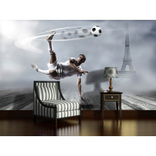 Fotobehang van een voetballer die een omhaal maakt op een voetbalveld met de Eiffeltoren op de achtergrond voor de woonkamer.