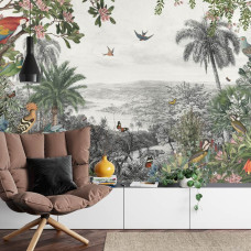 Een fotobehang met vogels en vlinders in een jungle-omgeving, weergegeven in een woonkamer.