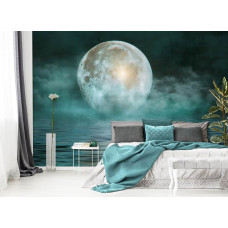 Fotobehang met maanlicht dat het water verlicht in een rustgevende slaapkamer met nachtelijke sfeer.