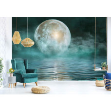 Fotobehang van een volle maan boven kalm water in een sfeervolle woonkamer met donkere accenten.