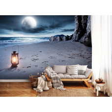 Een fotobehang van een volle maan boven het strand en de zee met een lantaarn te zien in de huiskamer.